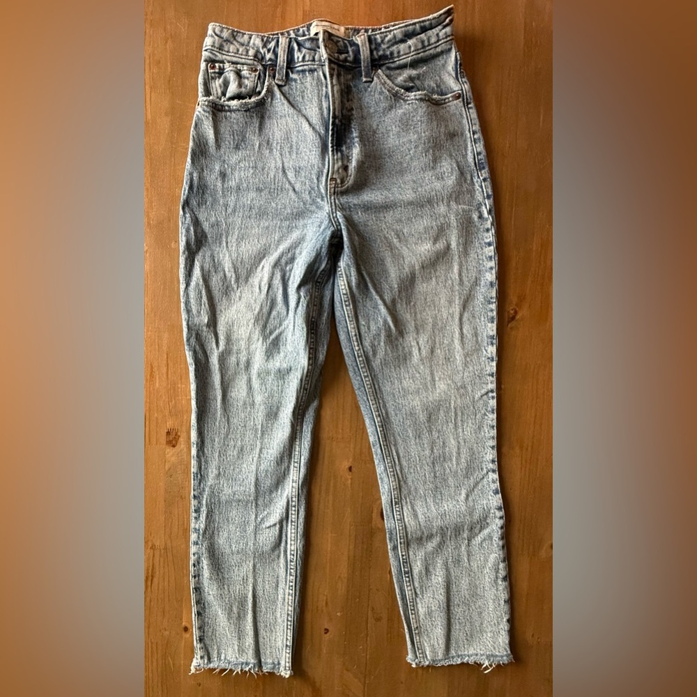Abercrombie & Fitch The Mom High Rise Raw Hem (Curve Love) Light Acid Wash